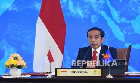 Presiden Jokowi saat menyampaikan pidato di KTT ASEAN ke-38 dan ke-39 secara virtual dari Istana Kepresidenan Bogor, Jawa Barat, Selasa (26/10). Jokowi khawatir pengembangan kapal selam nuklir AUKUS memantik rivalitas di kawasan.