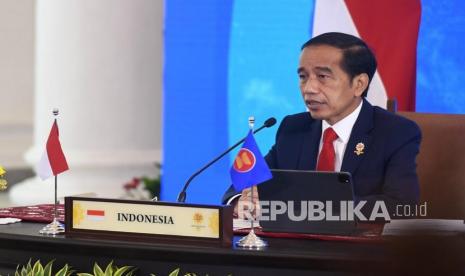 Presiden Jokowi saat menyampaikan pidato di KTT ASEAN ke-38 dan ke-39 secara virtual dari Istana Kepresidenan Bogor, Jawa Barat, Selasa (26/10).