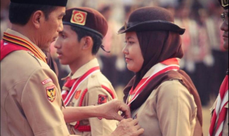 Presiden Jokowi saat menyematkan penghargaan ke Ema Khasanah, mahasiswi UIN Walisongo di Cibubur, Rabu (14/8)