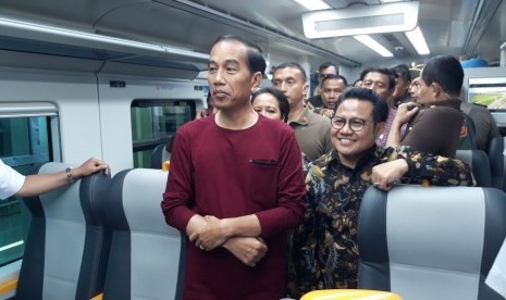 Presiden Jokowi saat meresmikan kereta Bandara Soetta, Senin (2/1).