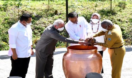 Presiden Jokowi saat prosesi penyatuan tanah dan air dari gubernur se-Indonesia di kawasan titik 0 km Ibu Kota Negara Nusantara, Penajam Paser Utara, Kalimantan Timur, Senin (14/3).