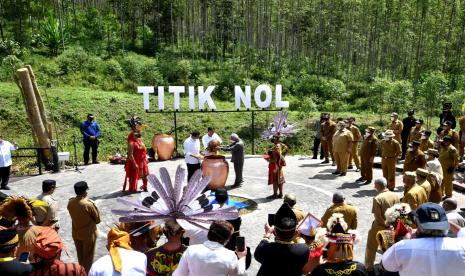 Presiden Jokowi saat prosesi penyatuan tanah dan air dari gubernur se-Indonesia di kawasan titik 0 km Ibu Kota Negara Nusantara, Penajam Paser Utara, Kalimantan Timur, Senin (14/3).