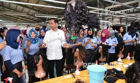 Presiden Jokowi Sambangi Pabrik Bulu Mata Palsu dan Rambut Palsu di Purbalingga, Senin (23/4).