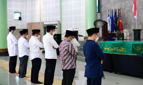 Presiden Jokowi takziah ke Masjid Ulil Albab UII, Senin (1/3), menyalati almarhum Artidjo Alkostar.   Foto: BPMI