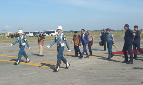 Presiden Jokowi tiba di Bandara Djuandara, Surabaya, Ahad (13/5). 