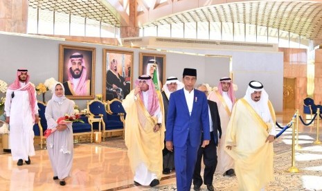 Presiden Jokowi tiba di Riyadh, Arab Saudi untuk menemui Raja Salman bin Abdulaziz Al-Saud, Ahad (14/4). 