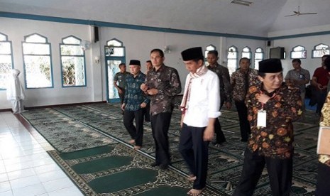 Presiden Jokowi usai melaksanakan salat Dzuhur di Ponpes Darussalam, Ciamis, Sabtu (10/6)