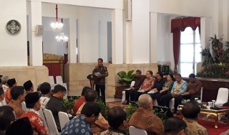 Presiden Jowo Widodo memberikan arahan terkait Permen yang mengatur kemudahan berusaha di Istana Negara, Selasa (24/10)