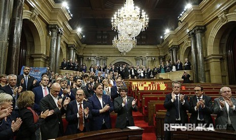 Catalonia President Carles Puigdemont claps his hands after voting of Catalonia independence.