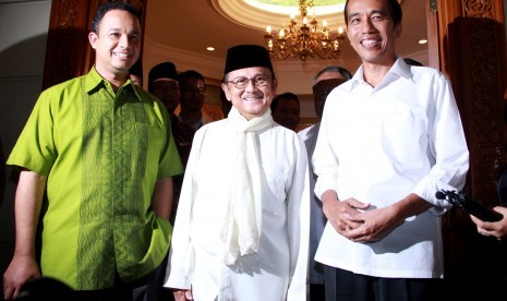 Presiden ke-3 BJ Habibie (kiri) di dampingi Joko Widodo (kanan) dan Juru Bicara Capres Dan Cawapres Jokowi-JK, Anis Baswedan di Kediaman BJ Habibie, Patra Kuningan, Jakarta, Jumat (18/7).