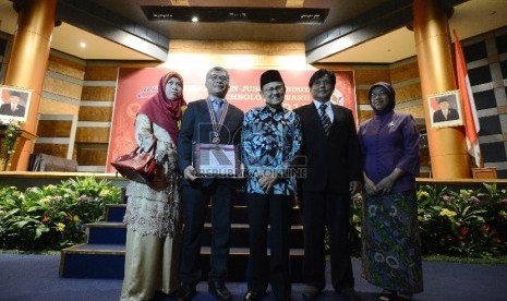  B.J Habibie berfoto bersama penerima penghargaan B.J Habibie Tekonologi Award 2015, Warsito Purwo Taruno (kedua kiri) beserta Istri dan Kepala BPPT Unggul Priyanto (kedua kanan) beserta istri di Jakarta, Kamis (20/8). (Republika/Raisan Al Farisi)