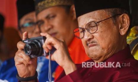 Presiden ke-3 Republik Indonesia B.J. Habibie memotret dengan kamera digital. Di usianya yang tak lagi muda, BJ Habibie masih disibukkan berbagai aktivitas.