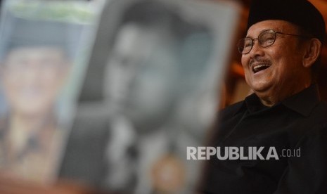 Presiden Ke-3 Republik Indonesia B.J Habibie menghadiri launching buku Habibie The Series di kediamannya, Jakarta, Kamis (23/6). (Republika/ Raisan Al Farisi)