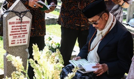 Presiden ke-3 RI BJ Habibie berziarah ke makam istrinya, Hasri Ainun Habibie di Taman Makam Pahlawan Kalibata, Jakarta, Rabu (5/6/2019).