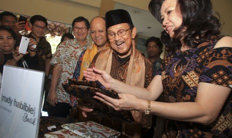 Presiden ke-3 RI BJ Habibie (kedua kanan) melihat-lihat koleksi baju batik yang dinamai dengan Rudy Habibie saat acara Indonesia Berkarya di Galeri Batik Keris Solo Jawa Tengah, Rabu (29/6). 