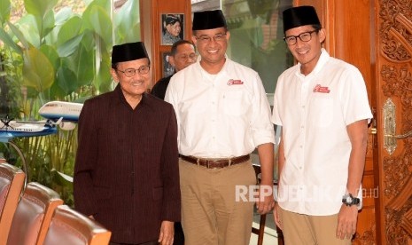 Presiden ke-3 RI BJ Habibie menerima Paslon Cagub dan Cawagub DKI Jakarta Anies Baswedan-Sandiaga Uno di kediamannya , Jakarta, Kamis (26/1).