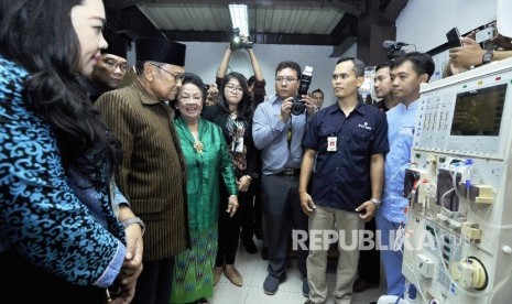 Presiden ke-3 RI, BJ Habibie, meninjau fasilitas rumah sakit saat meresmikan gedung baru RS Khusus Ginjal (RSKG) Ny RA Habibie, di Jl Tubagus Ismail, Kota Bandung, Senin (8/8). 