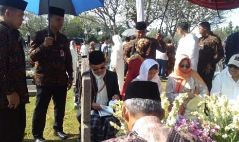 Presiden ke- 3 RI, BJ Habibie saat berziarah ke makam almarhumah istrinya, Ainun Habibie di TMP Kalibata, Jakarta Selatan, Rabu (5/6).