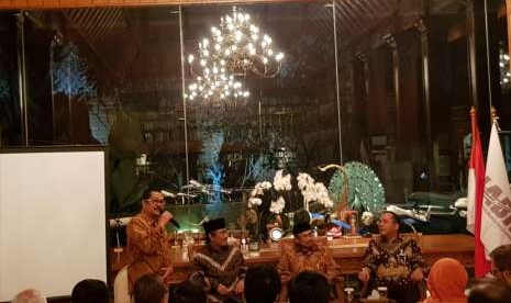 Presiden ke-3 RI Prof BJ Habibie (kedua kanan) didampingi Ketua Umum ICMI Jimly Asshiddiqie (kedua kiri) dan Ketua Umum Ikatan Alumni Program Habibie (IABIE) Bimo Joga Sasongko (kanan) memberikan pidato saat perayaan milad ke-5 IABIE yang diadakam di kediamaan BJ Habibie di kawasan Kuningan, Jakarta, Kamis (2/8) malam.