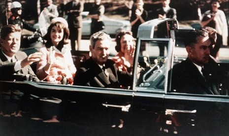 Presiden ke-35 AS, John Fitzgerald Kennedy bersama ibu negara Jacqueline Kennedy sesaat sebelum penembakan pada 22 November 1963.