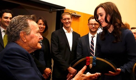 Presiden ke 41 AS George W Bush saat bertemu aktris Heather Lind.