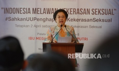 Presiden ke-5 Republik Indonesia Megawati Soekarnoputri (kanan) saat kampanye yang bertemakan Indonesia Melawan Kekerasan Seksual yang diadakan di Jakarta, Kamis (12/5)