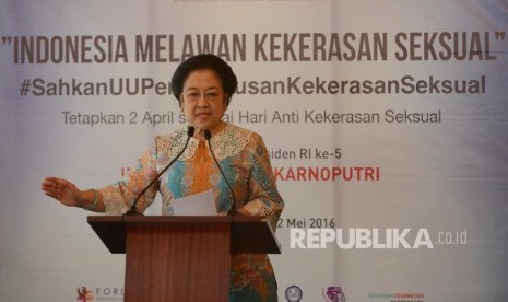 Presiden ke-5 Republik Indonesia Megawati Soekarnoputri (kanan) memasangkan pin kepada Menteri Hukum dan Ham Yasonna Laily (ketiga kiri) saat kampanye yang bertemakan Indonesia Melawan Kekerasan Seksual yang diadakan di Jakarta, Kamis (12/5)