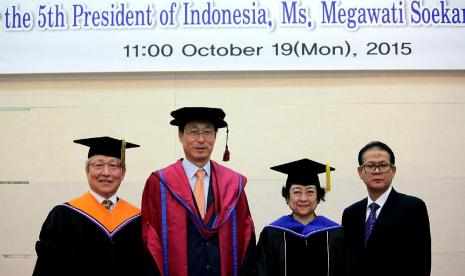  Presiden ke-5 RI Megawati Soekarnoputri didampingi Profesor Rokhmin Dahuri (kanan) saat menerima Doktor Honoris Causa dari Korea Maritime and Ocean University, Busan, Korea Selatan pada 19 Oktober 2015.