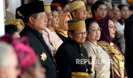  Presiden ke-5 RI Megawati Soekarnoputri (kedua kanan), Presiden ke-3 RI BJ Habibie (tengah), dan Presiden ke-6 RI Susilo Bambang Yudhoyono (kiri) mengikuti Upacara Detik-detik Proklamasi di Istana Merdeka, Jakarta, Kamis (17/8).