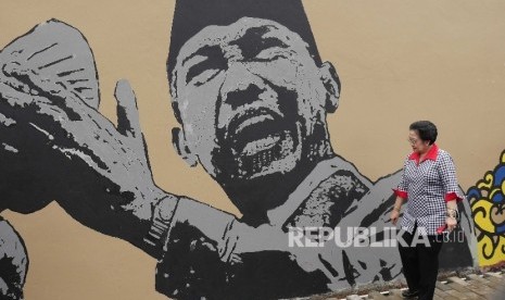 Presiden ke-5 RI Megawati Soekarnoputri memandang mural Bung Karno.