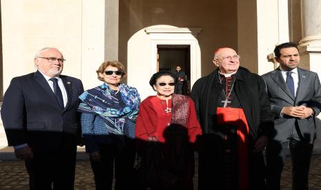 Presiden Ke-5 RI Prof. Dr. (HC) Megawati Soekarnoputri dan Dewan Juri Zayed Award berpose bersama usai bertemu Paus Fransiskus di Istana Apostolic, Vatikan, Senin (18/12/2023).