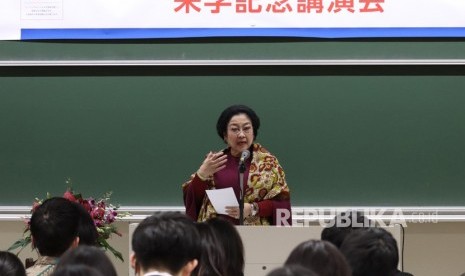 Megawati menegaskan tak akan membela kader menyimpang. Foto: Presiden ke-5 RI yang juga Ketua Umum Partai Demokrasi Indonesia Perjuangan Megawati Soekarnoputri memberikan orasi ilmiah di hadapan para mahasiswa usai menerima gelar Doktor Kehormatan Honoris Causa (DR HC) bidang Kemanusiaan dari Universitas Soka di Tokyo, Jepang, Rabu (8/1/2020).