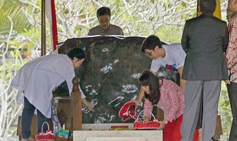 Presiden ke-5 RI yang juga Ketua Umum PDI Perjuangan Megawati Soekarno Putri (Kiri) menaburkan bunga usai memanjatkan doa di pusara makam Presiden Pertama Soekarno di Blitar, Jawa Timur, Senin (24/4). 