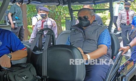  PDIP ke SBY: Kecurigaan yang Berlebihan. Foto:  Presiden ke-6 RI Susilo Bamang Yudhoyono (tengah) menaiki mobil listrik saat berkunjung ke kawasan Taman WIsata Candi (TWC) Borobudur, Magelang, Jawa Tengah, Rabu (30/3/2022). Kunjungan SBY bersama keluarga dan tim bola voli Lavani ke Candi Borobudur tersebut dalam rangka mengapresiasi para pemain bola voli yang baru saja menjadi juara Proliga 2022.