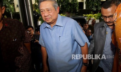 Former President Susilo Bambang Yudhoyono comes to Crime Investigation Unit of National Police to file a report against Setya Novanto's attorney, Firman Wijaya, on Tuesday (Feb 6). 