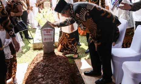 Presiden ke-6 RI Susilo Bambang Yudhoyono berziarah ke makam istrinya, Kristiani Herrawati atau Ani Yudhoyono di Taman Makam Pahlawan Kalibata, Jakarta, Rabu (5/6/2019).