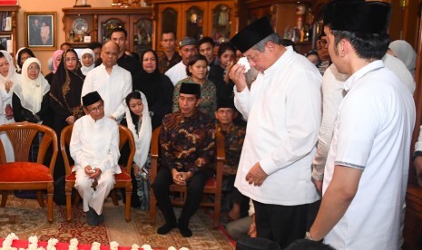 Presiden ke-6 RI Susilo Bambang Yudhoyono (kedua kanan) menangis disaksikan Presiden Joko Widodo (kedua kiri) dan Presiden ke-3 RI BJ Habibie (kiri) saat memberikan sambutan ketika kedatangan jenazah almarhumah Ani Yudhoyono di Cikeas, Bogor, Jawa Barat, Sabtu (1/6).