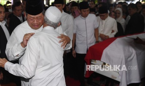 Presiden ke-6 RI Susilo Bambang Yudhoyono (kiri) berpelukan dengan kerabat di samping peti jenazah almarhumah Ani Yudhoyono di Cikeas, Bogor, Jawa Barat, Ahad (2/6/2019). 