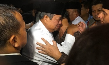 Presiden ke-6 RI Susilo Bambang Yudhoyono menangis saat mengiringi jenazah Ibu Ani Yudhoyono setibanya di Lanud Halim Perdanakusuma, Jakarta, Sabtu (1/6).