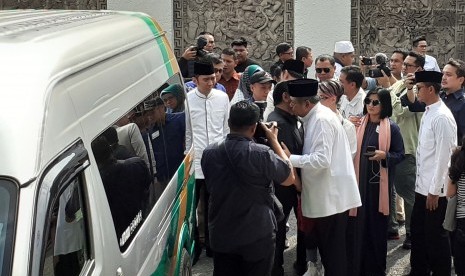 Presiden ke-6 RI Susilo Bambang Yudhoyono menerima ucapan belasungkawa dari kerabat yang ikut mengantar jenazah Ibu Negara Ani Yudhoyono saat akan dimandikan di KBRI Singapura, Sabtu (1/6/2019).