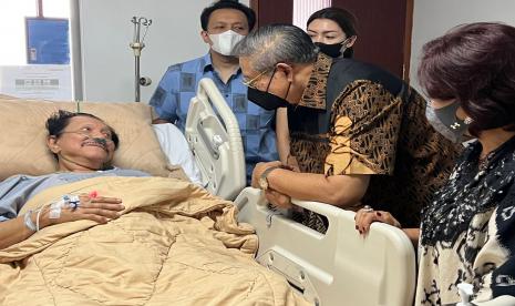 Presiden ke-6 RI Susilo Bambang Yudhoyono (SBY) menjenguk eks Kepala Badan Intelijen Negara (BIN) BIN Hendropriyono.