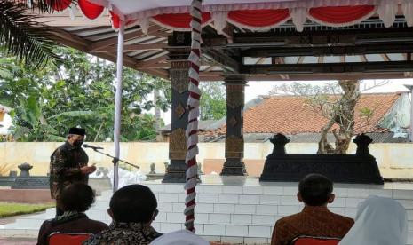 Presiden ke-6 RI Susilo Bambang Yudhoyono (SBY) saat pemakaman jenazah Sunarti Sri Hadiyah di pemakaman keluarga di Kampung Ngupasan, Kelurahan Pangenjurutengah, Kabupaten Purworejo, Jawa Tengah, Selasa (31/9).