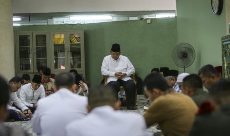 Presiden ke-6 RI Susilo Bambang Yudhoyono (tengah), bersama keluarga membacakan surat Yasin saat menunggu proses pengkafanan jenasah Ibu Ani Yudhoyono, di Kedutaan Besar Indonesia, di Singapura, Sabtu (1/6/2019).