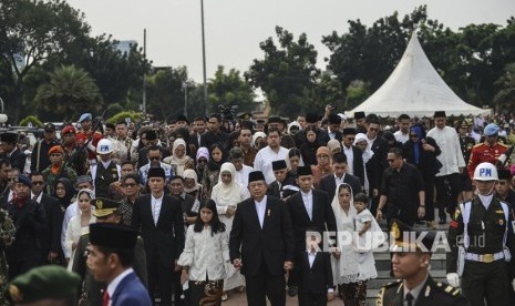 Presiden Ke-6 Susilo Bambang Yudhono bersama keluarga besar mengiringi jenazah Ibu Negara periode 2004-2014 Ani Yudhoyono saat tiba di Taman Makam Pahlawan Nasional Utama (TMP) Kalibata, Jakarta, Ahad (2/6/2019).