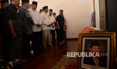 Presiden ke 6 Susilo Bambang Yudhoyono berdoa di depan jenazah Anggota DPD RI AM Fatwa di Rumah duka, Kawasan Pejaten, Jakarta, Kamis (14/12). AM Fatwa meninggal duinia di RS MMC Jakarta pada pagi hari di Usia 78 tahun.