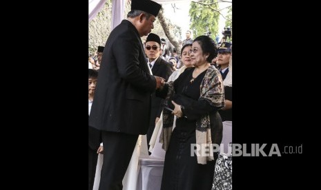 Presiden ke-6 Susilo Bambang Yudhoyono (kiri) berbincang dengan Presiden Ke-5 Megawati Soekarnoputri (kanan) saat menghadiri pemakaman ibu negara Ani Yudhoyono di Taman Makam Pahlawan Nasional Utama (TMP) Kalibata, Jakarta, Ahad (2/6/2019).