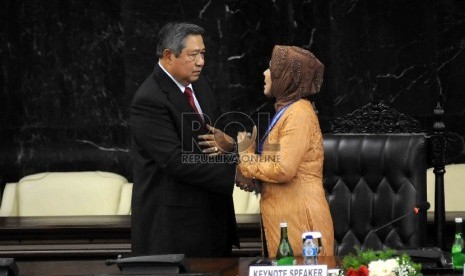 Presiden ke-6 Susilo Bambang Yudhoyono (SBY) berbincang dengan Chairperson of the Inter-Parliamentary coorperation, Nurhayati Ali Assegaf dalam Parlemen Konfrensi Asia Afrika (KAA) di Gedung Parlemen, Senayan, Jakarta, Kamis, (23/4).  (Republika/Agung Supr