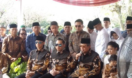 Presiden ke-6 Susilo Bambang Yudhoyono (SBY) dan keluarga saat berziarah ke makam almarhumah istrinya, Ani Yudhoyono di Blok M 129, TMP Kalibata, Jakarta Selatan, Rabu (5/6).