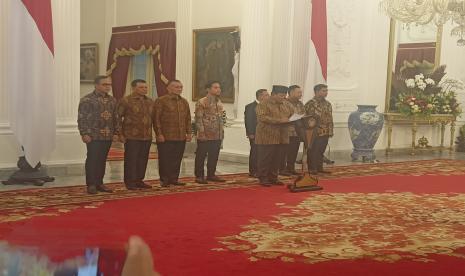 Presiden ke-8 RI Prabowo Subianto saat mengumumkan Kabinet Merah Putih di Istana Kepresidenan Jakarta, Ahad (20/10/2024) malam WIB.