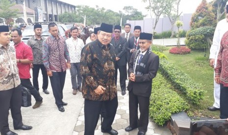 Presiden keenam Republik Indonesia Susilo Bambang Yudhoyono (SBY) tiba di Komplek Pondok Pesantren Daar el-Qolam, Tangerang, Sabtu (20/1). 